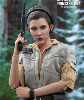 Princess-Leia-Sixth-Scale-Figure-Set-by-Hot-Toys