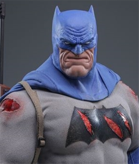 DC Comics Batman: The Dark Knight Returns (Battle Damaged Version) 1/6