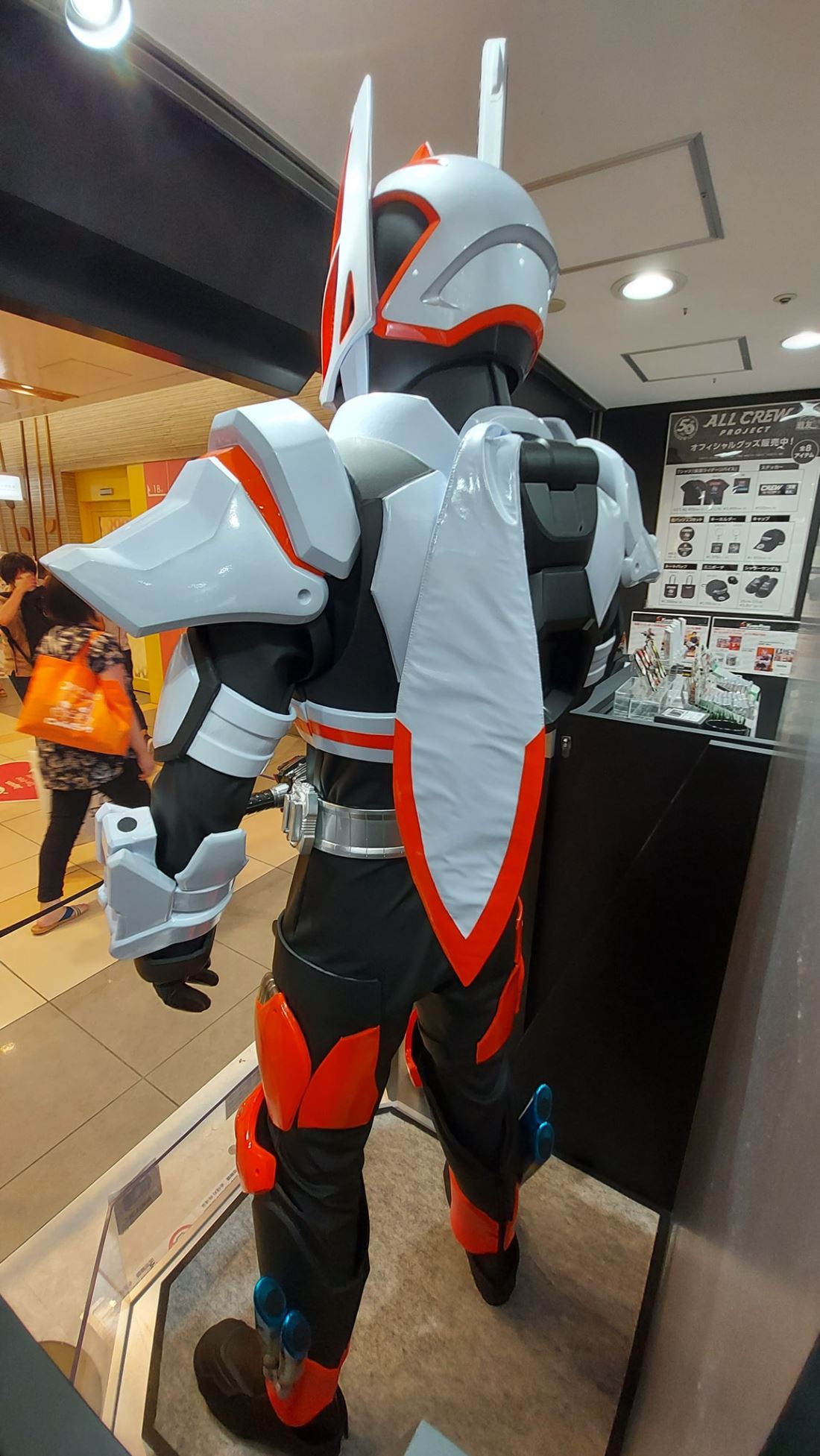พาชม Kamen Rider Geats Statue ขนาดเท่าตัวจริง ที่ Kamen Rider Store
