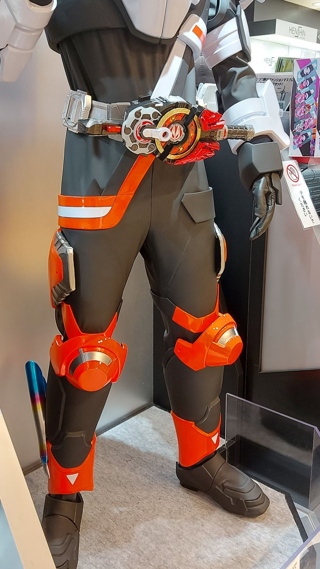 พาชม Kamen Rider Geats Statue ขนาดเท่าตัวจริง ที่ Kamen Rider Store