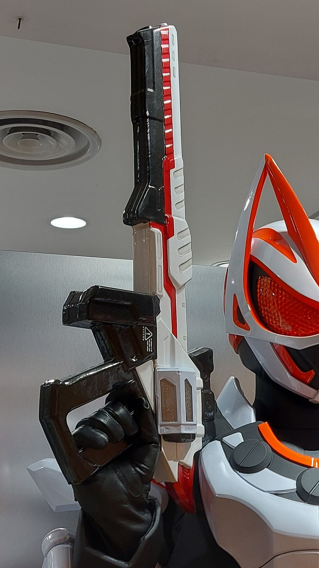 พาชม Kamen Rider Geats Statue ขนาดเท่าตัวจริง ที่ Kamen Rider Store