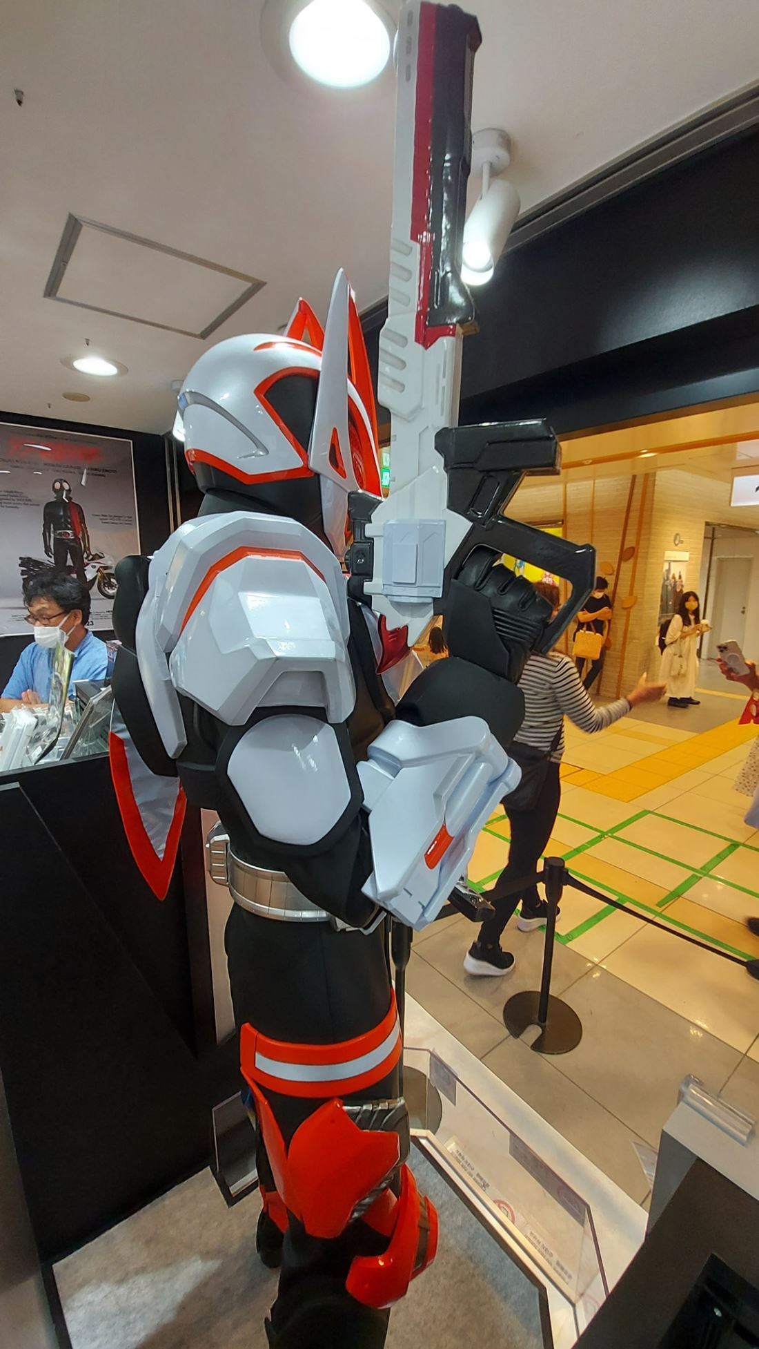 พาชม Kamen Rider Geats Statue ขนาดเท่าตัวจริง ที่ Kamen Rider Store