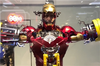 รีวิวภาพถ่ายจริง Hot Toys Iron Man Mark IV with Suit-Up Gantry