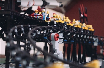 อลังการงานสร้างกับ Lego Roller Coaster ที่ใช้เลโก้กว่า 2 หมื่นชิ้นและเวลากว่า 400 ชั่วโมงในการสร้าง