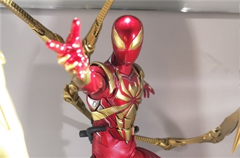 ภาพถ่ายสินค้าจริงของ Hot Toys - Iron Spider Armor