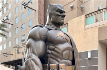 ชมงานปั้นบรอนซ์ของพระเอกรัตติกาล Batman ขนาด 2 เมตรที่ Burbank (Los Angeles)