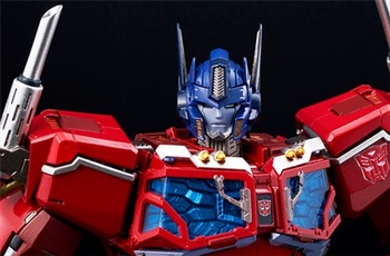 Optimus Prime งานของเล่นดีไซน์ใหม่จาก Flame Toys