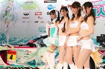 ไปดูพริตตี้กับรถสวย ๆ ดีไซน์มิกุในงานเปิดตัวรถของ Good Smile Racing