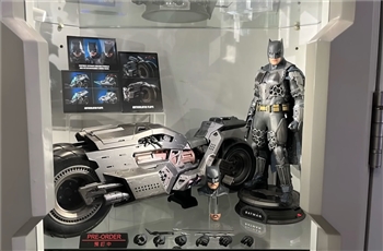 รีวิวภาพถ่ายจริง Hot Toys Batman & Batcycle