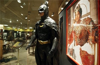 เผยชุด Bat Suit ขนาดไลฟ์ไซส์ที่เป็นหนึ่งในของสะสมของ Michael Jackson