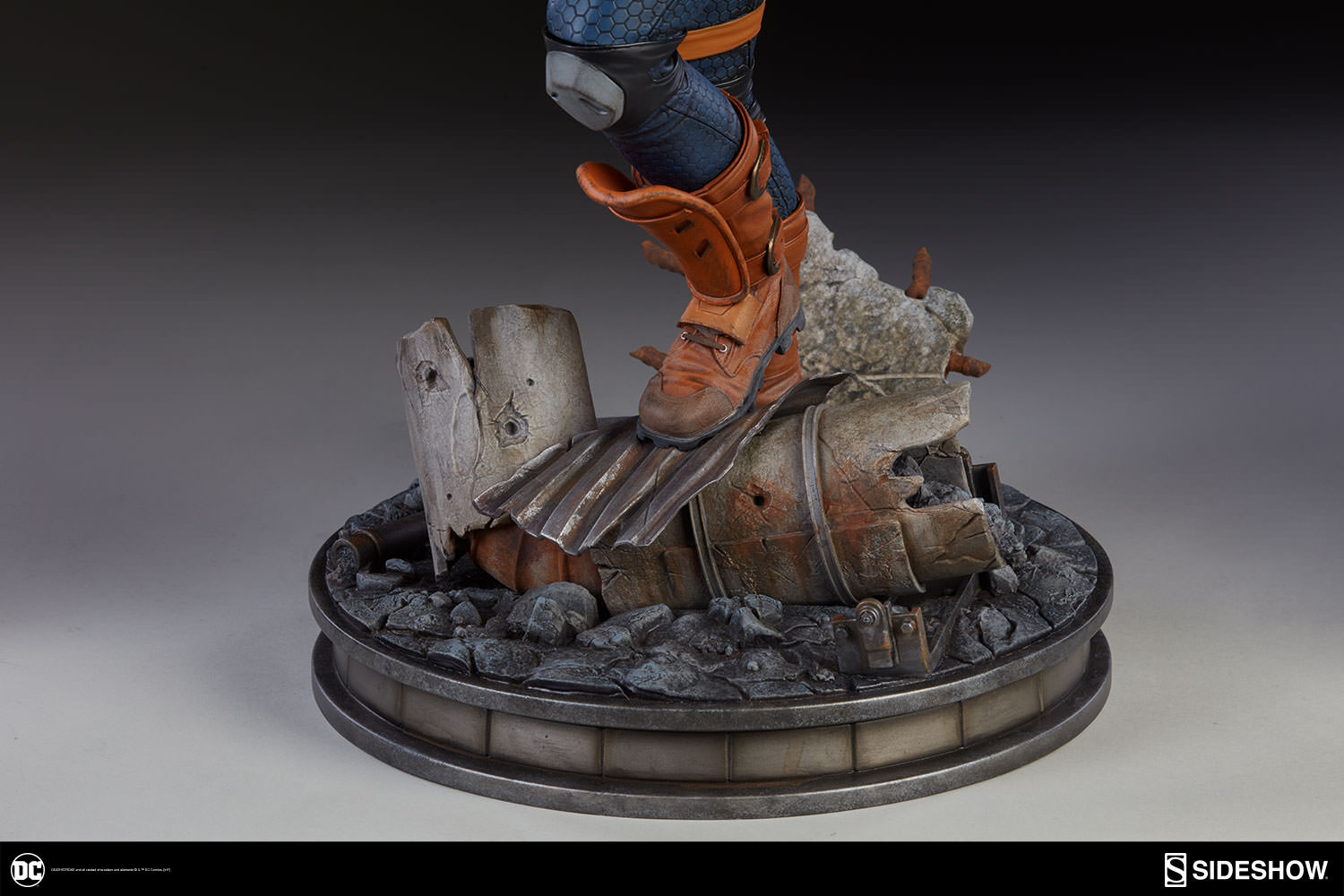 Deathstroke Premium Format™ Figure by Sideshow Collectibles