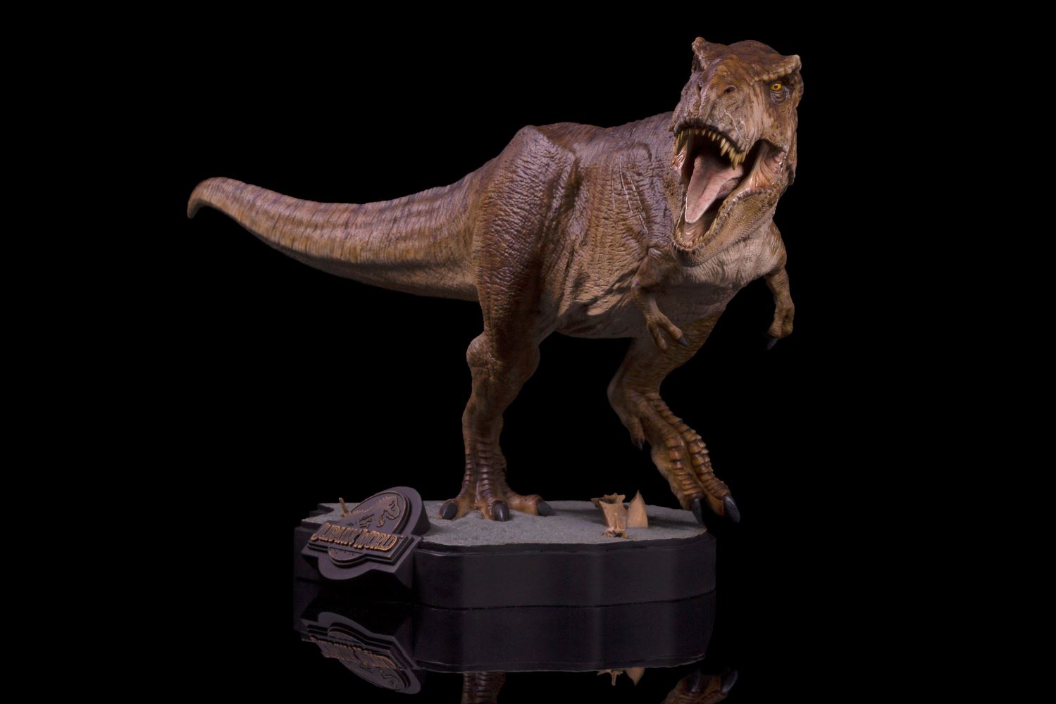 Jurassic World – Final Battle Tyrannosaurus Rex 1:24 Scale Statue