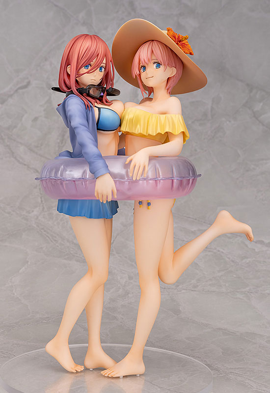 Go-Toubun no Hanayome - Ichika Nakano and Miku Nakano 1/7