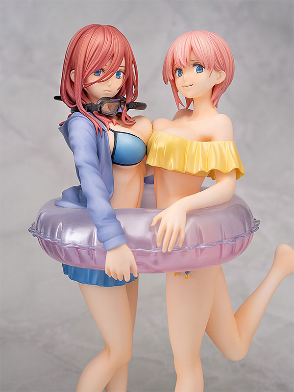 Go-Toubun no Hanayome - Ichika Nakano and Miku Nakano 1/7