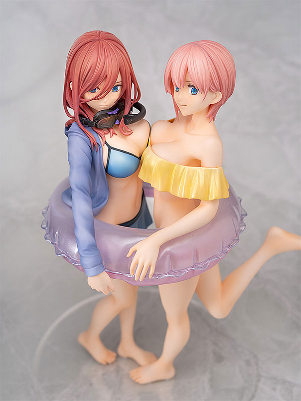 Go-Toubun no Hanayome - Ichika Nakano and Miku Nakano 1/7