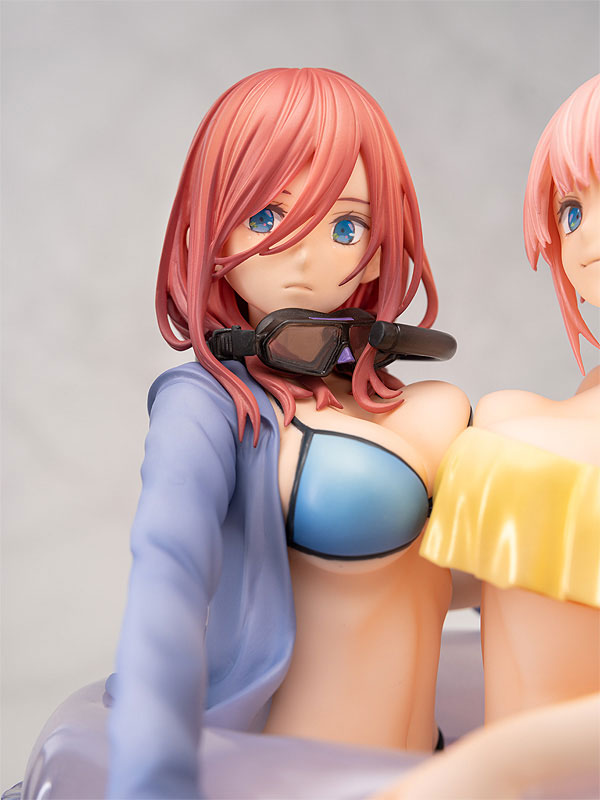Go-Toubun no Hanayome - Ichika Nakano and Miku Nakano 1/7