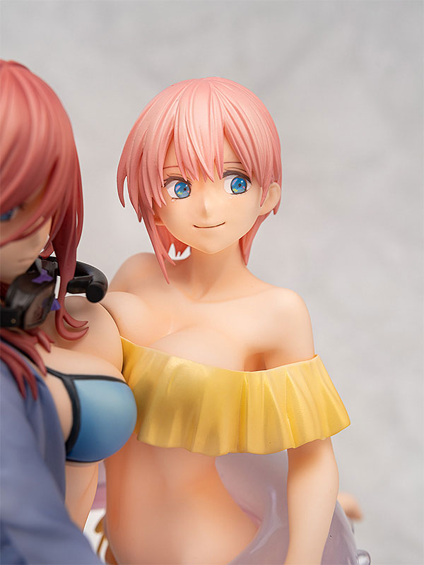 Go-Toubun no Hanayome - Ichika Nakano and Miku Nakano 1/7