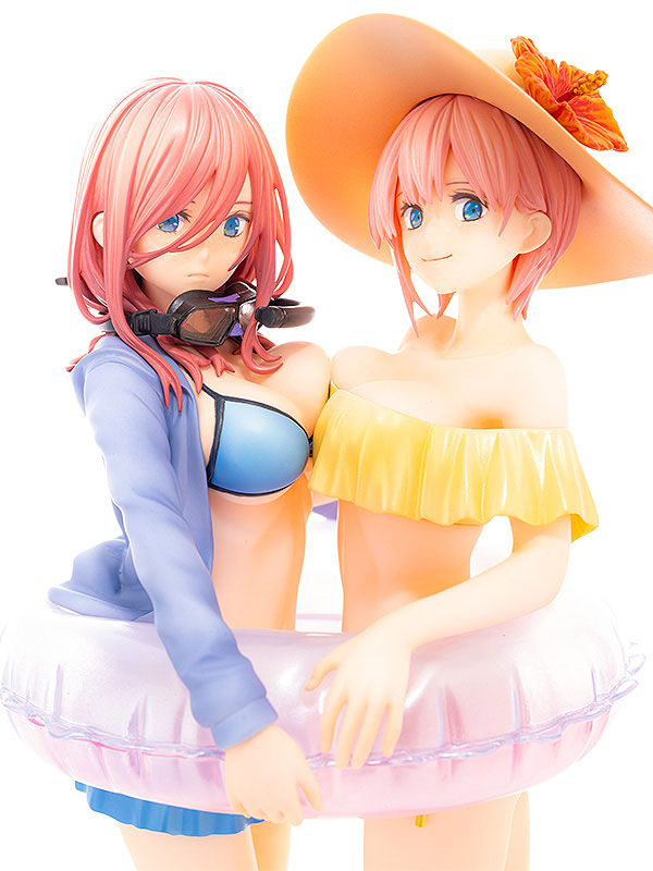 Go-Toubun no Hanayome - Ichika Nakano and Miku Nakano 1/7