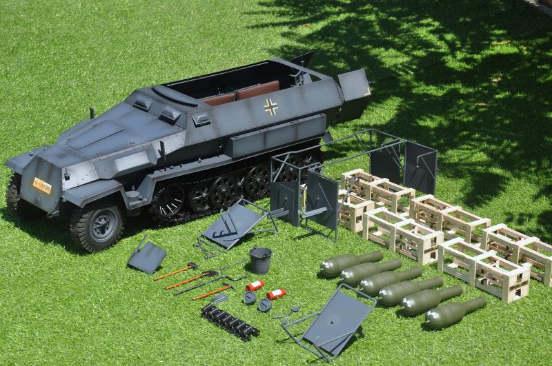 SD.KFZ.251 half-track armored vehicle 1/6 scale