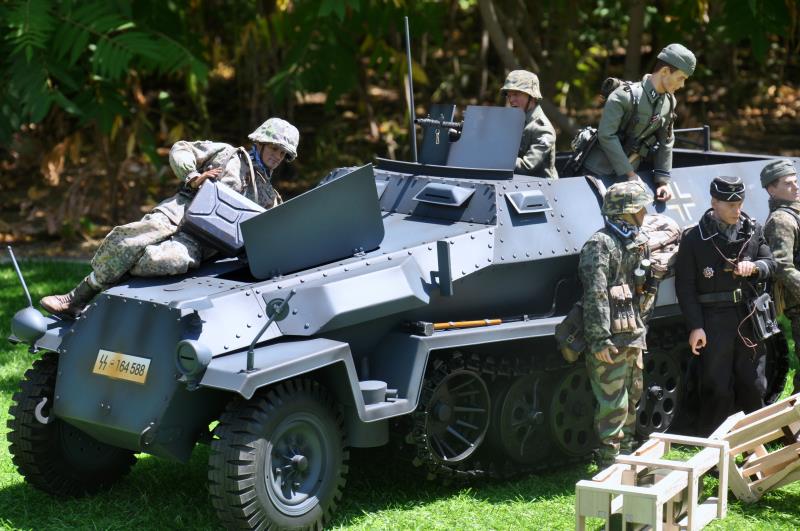 SD.KFZ.251 half-track armored vehicle 1/6 scale