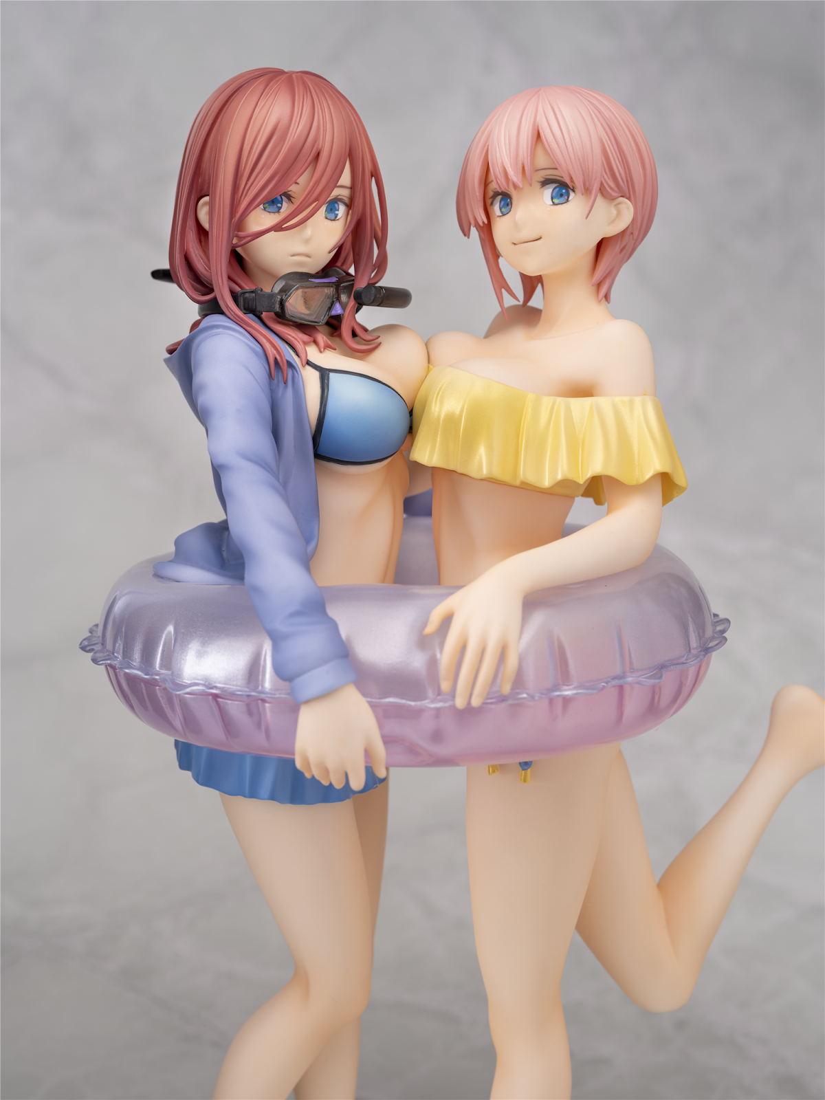 Go-Toubun no Hanayome - Ichika Nakano and Miku Nakano 1/7