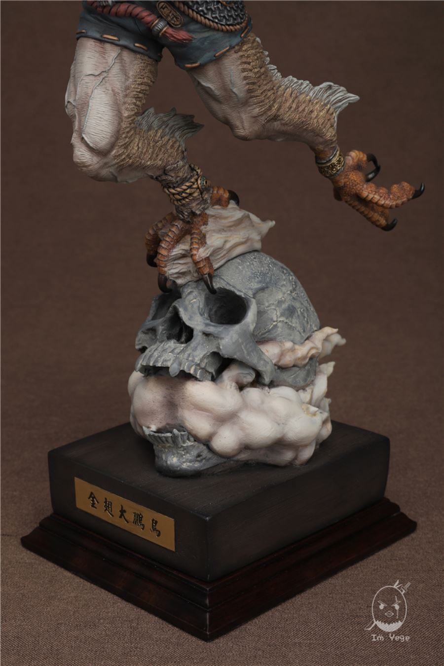 Golden-winged Roc bird