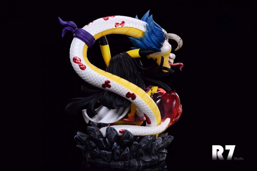 Pikachu cos Boa Hancock