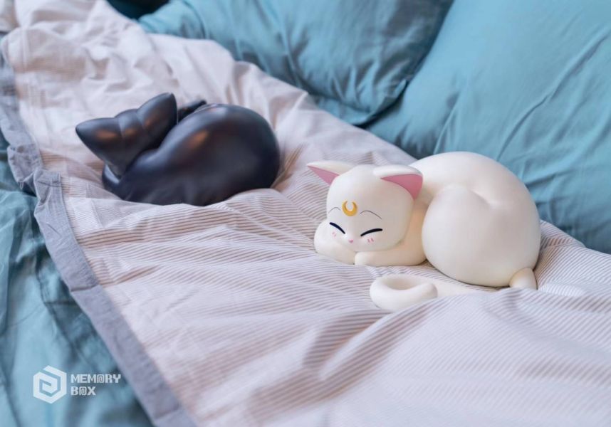 Luna Artemis sleeping - Sailor Moon