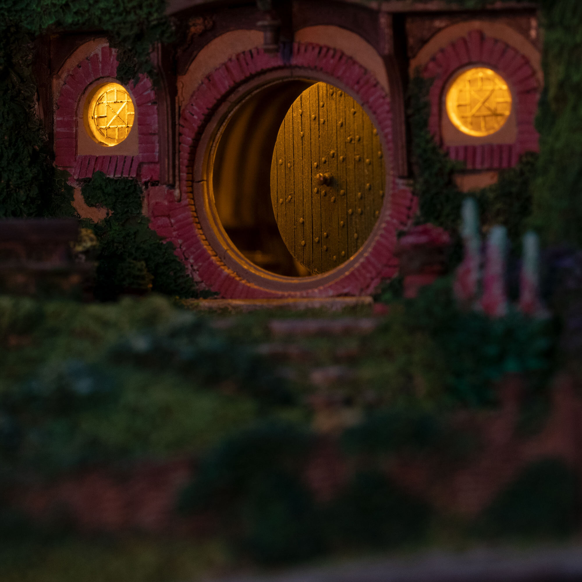 Bag End on the Hill (The Lord of the Rings : The Fellowship of the Ring)