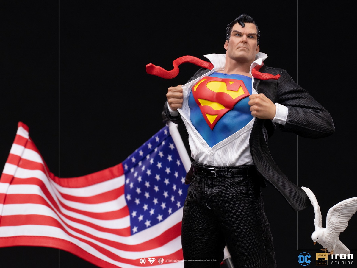 Clark Kent Deluxe Statue – DC Comics – Art Scale 1/10
