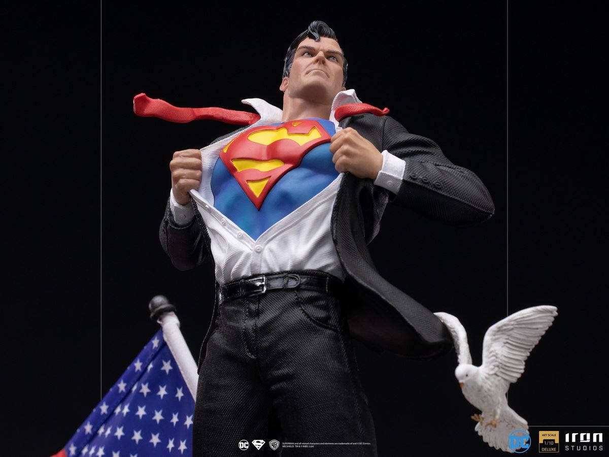 Clark Kent Deluxe Statue – DC Comics – Art Scale 1/10
