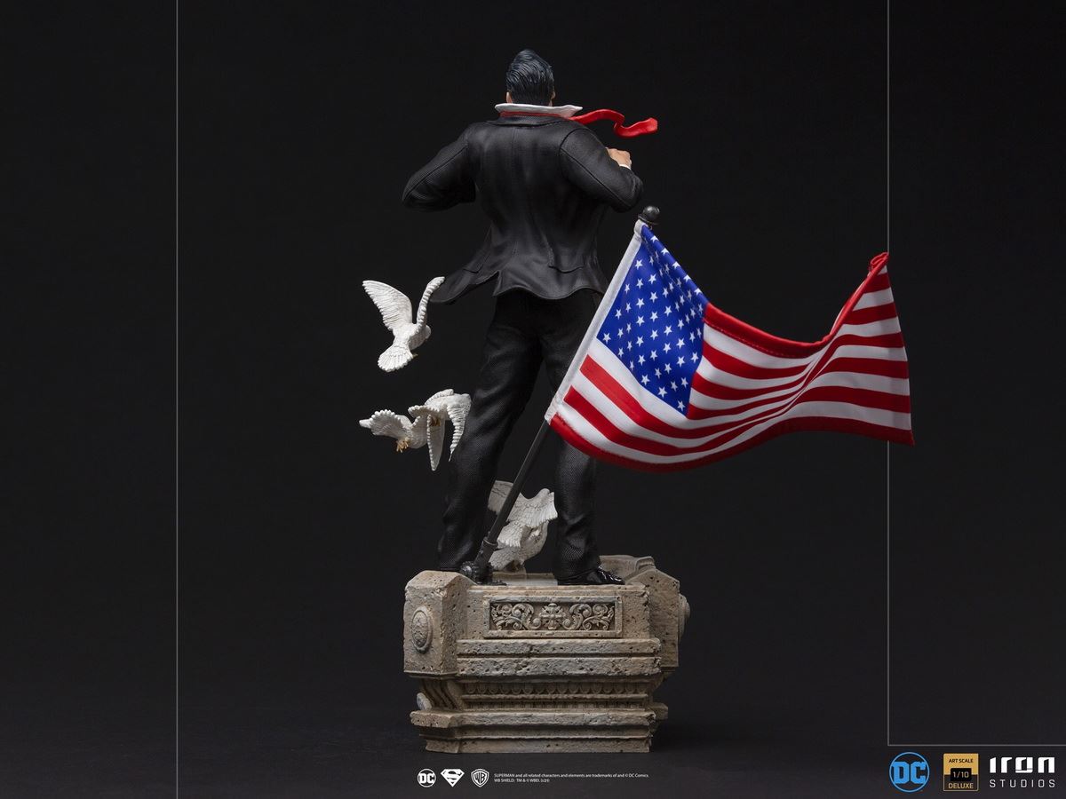 Clark Kent Deluxe Statue – DC Comics – Art Scale 1/10