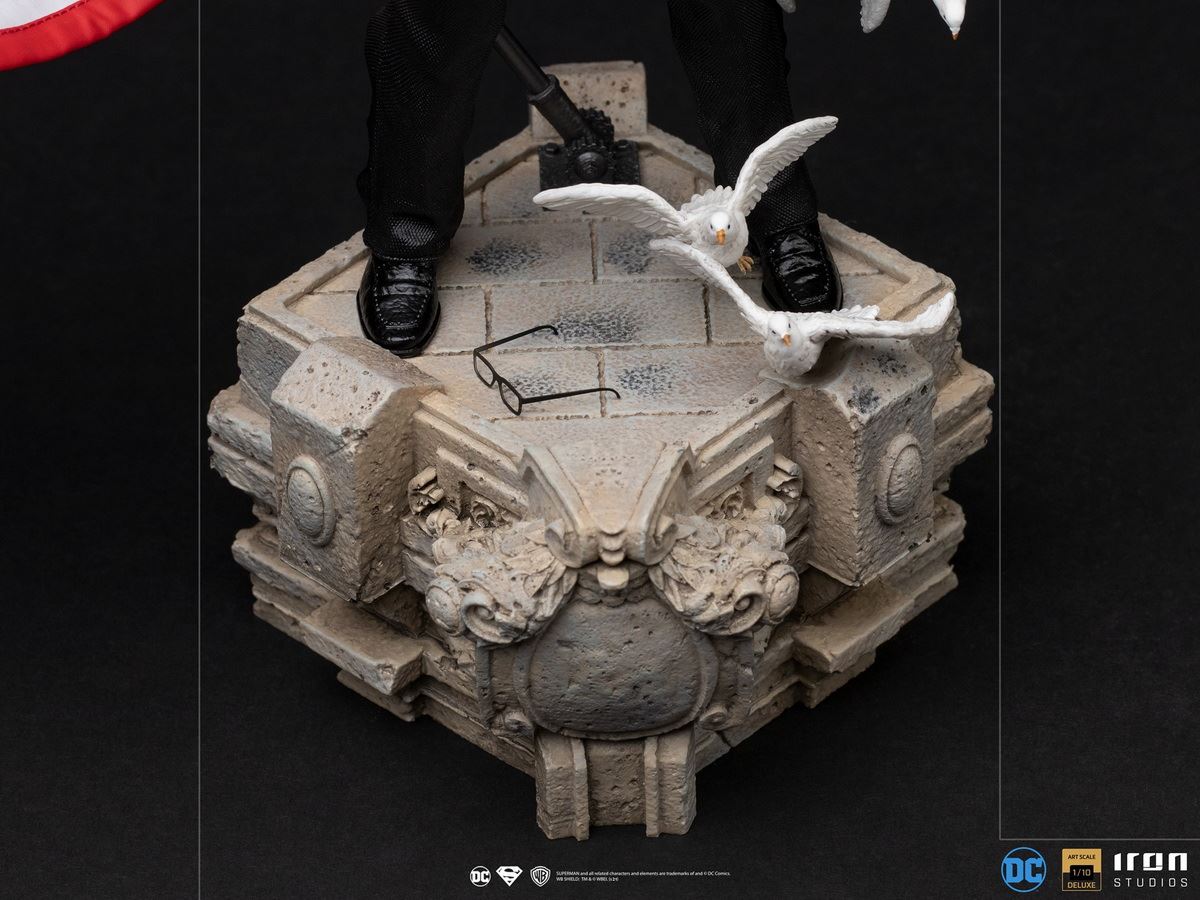 Clark Kent Deluxe Statue – DC Comics – Art Scale 1/10