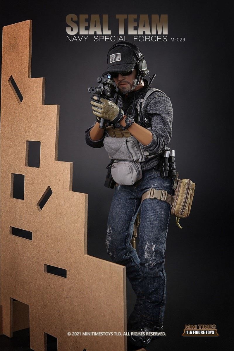 US Navy SEALs with dog 1/6