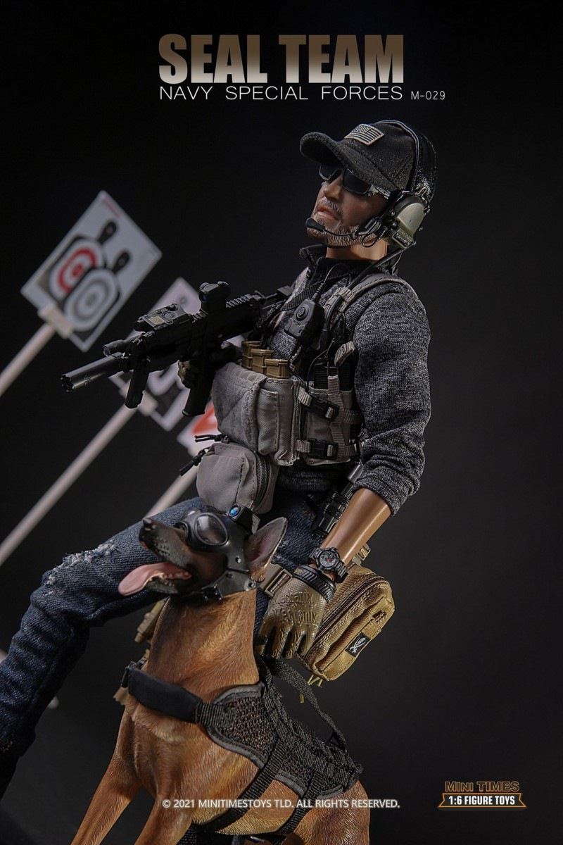 US Navy SEALs with dog 1/6