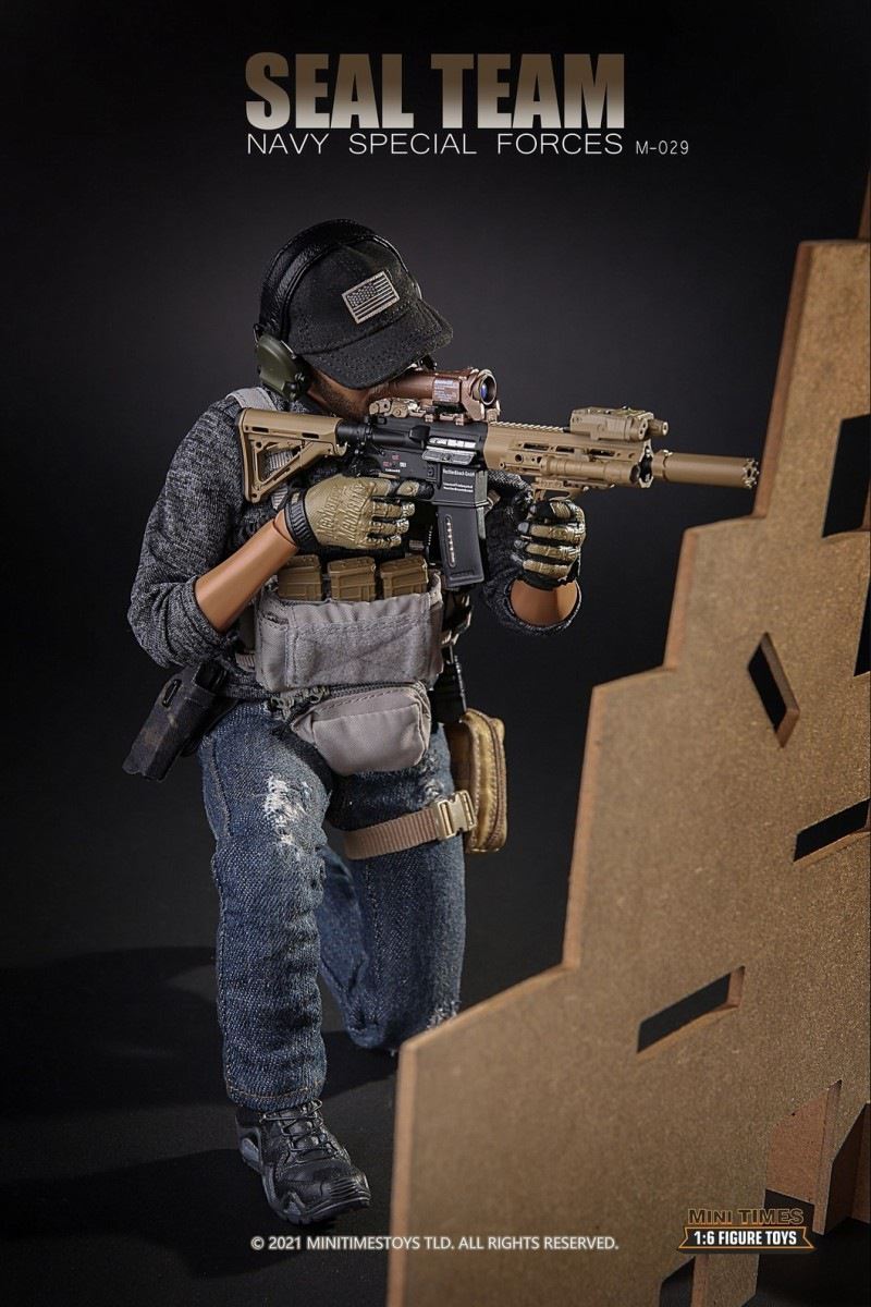 US Navy SEALs with dog 1/6