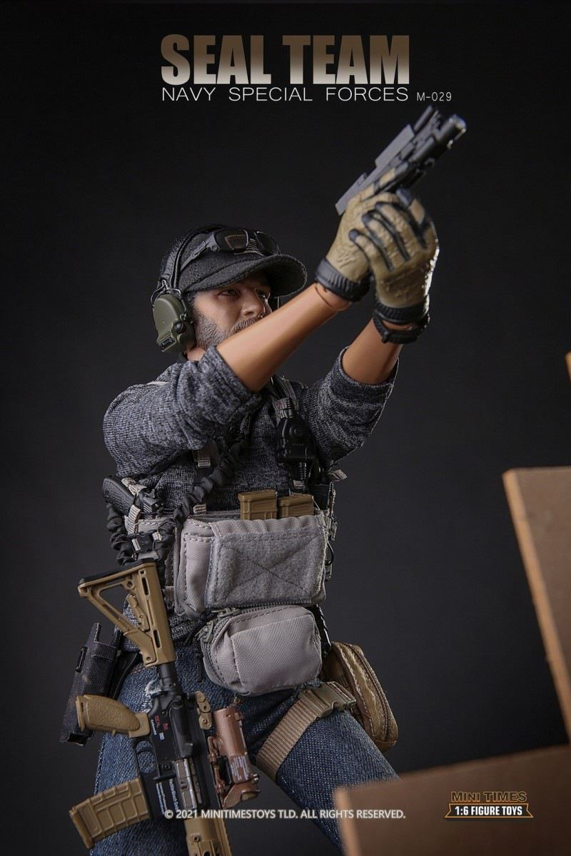 US Navy SEALs with dog 1/6