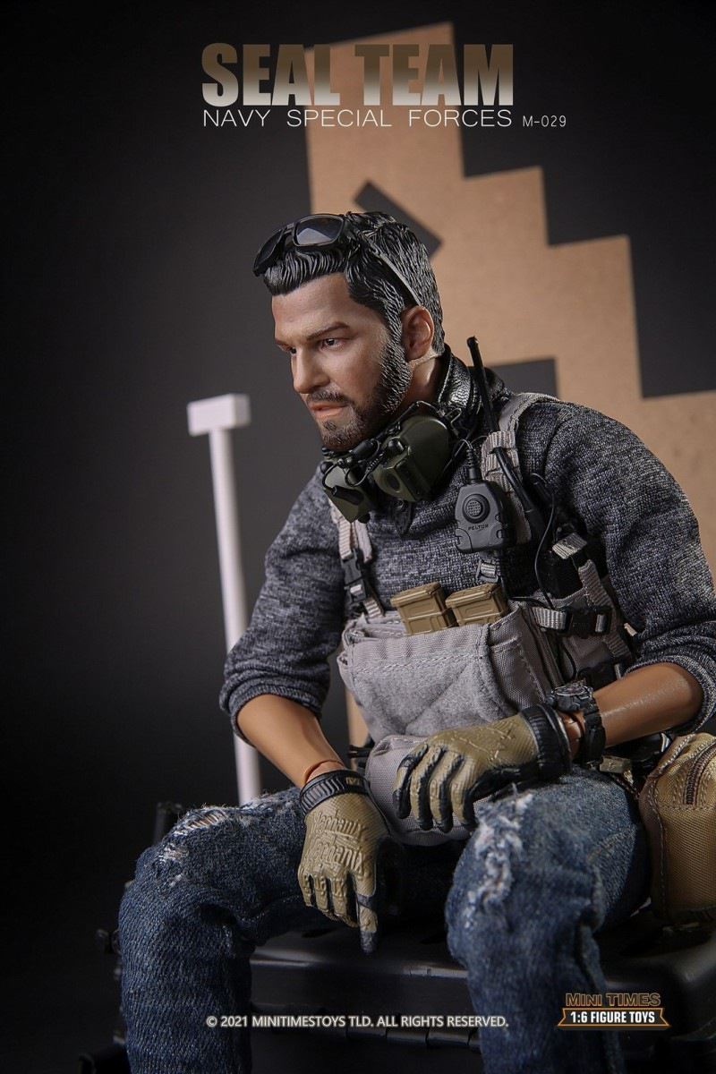US Navy SEALs with dog 1/6