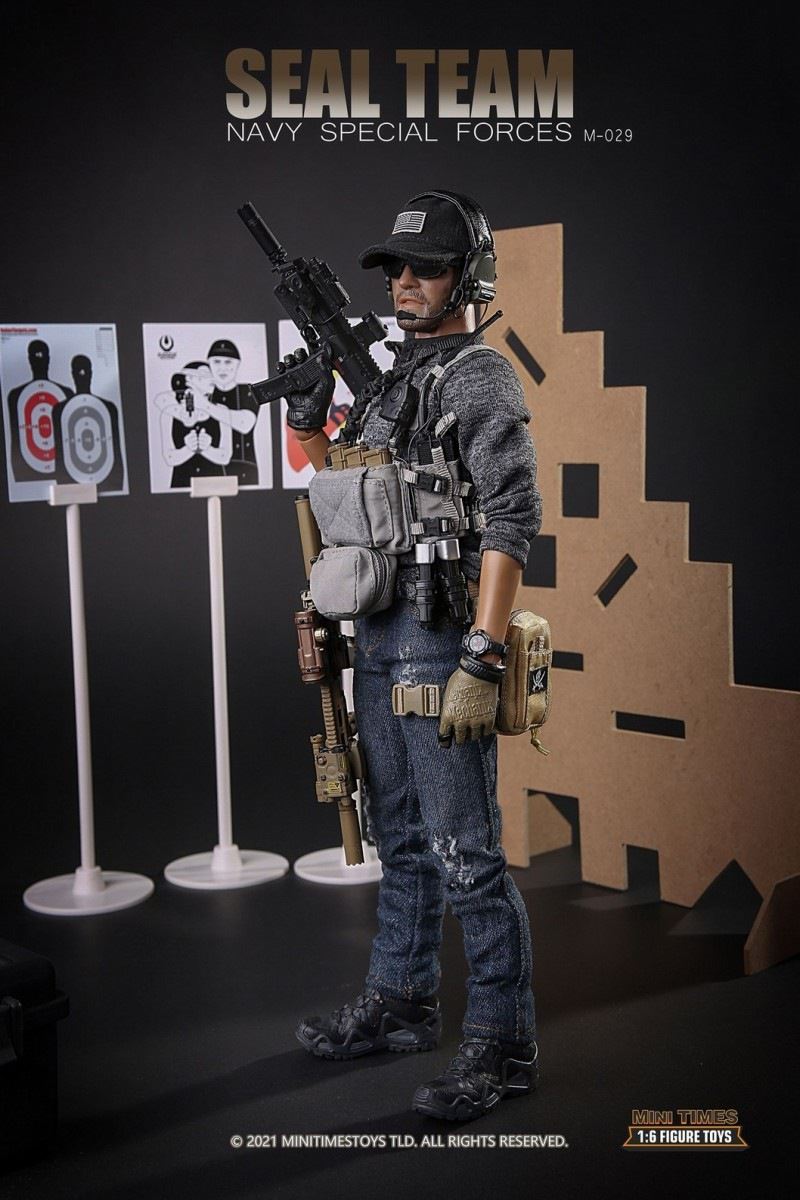 US Navy SEALs with dog 1/6