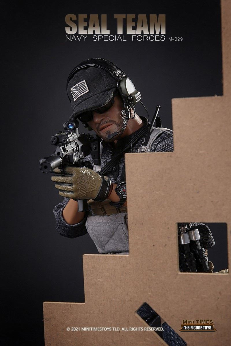 US Navy SEALs with dog 1/6