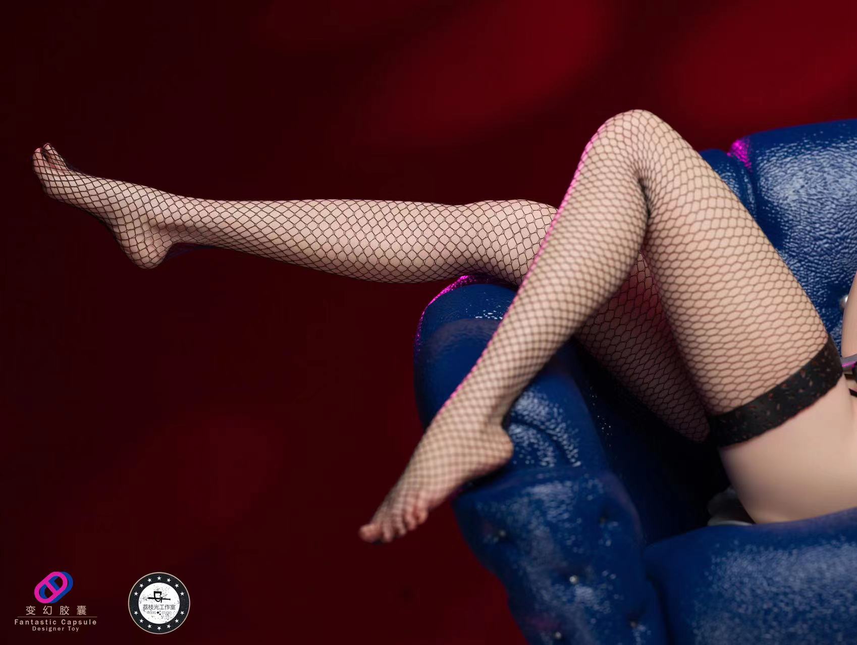 Fantastic Capsule Designer Toy The beauty of the city - a little drunk 