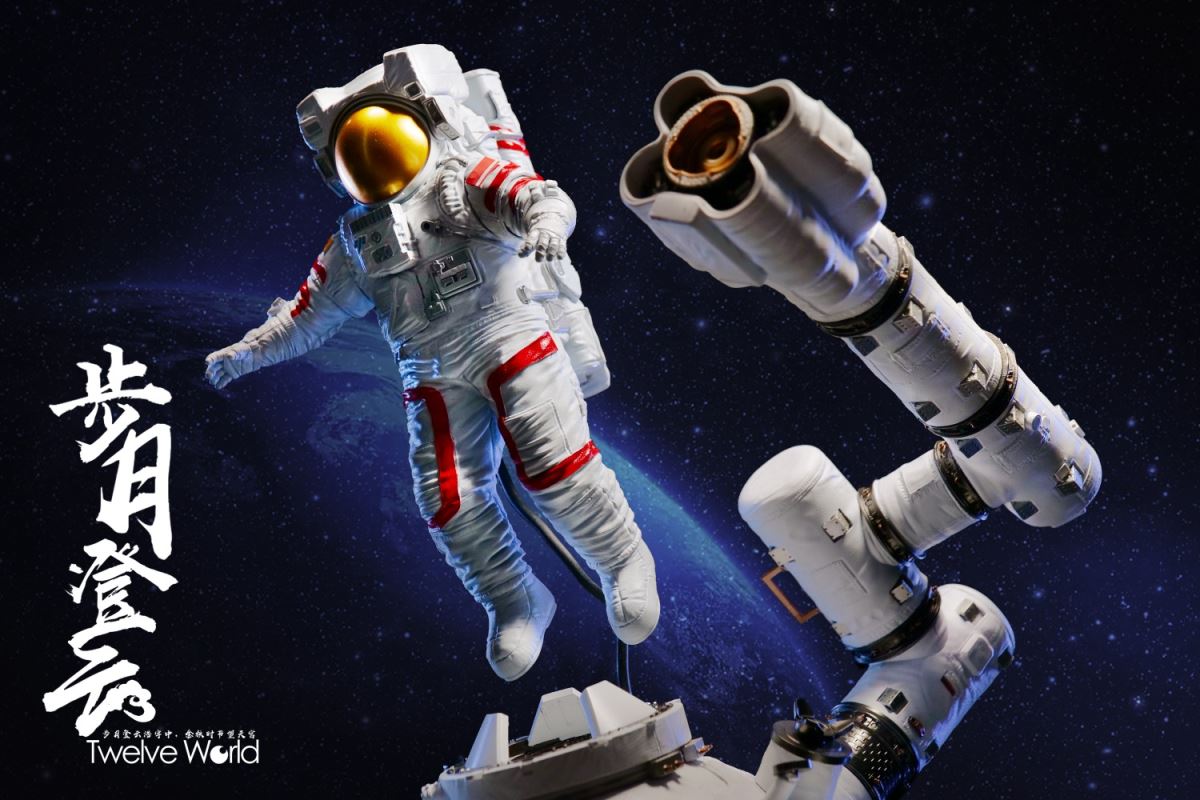 Astronaut Floating Version 1/12