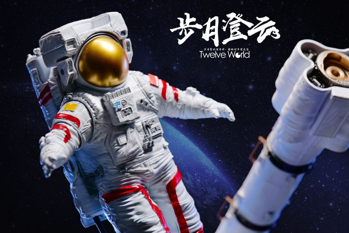 Astronaut Floating Version 1/12