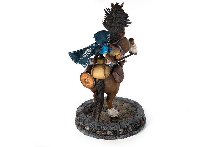 THE LEGEND OF ZELDA: BREATH OF THE WILD - LINK ON HORSEBACK (EXCLUSIVE EDITION)