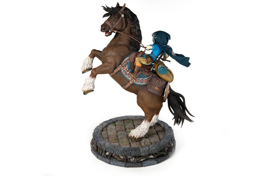THE LEGEND OF ZELDA: BREATH OF THE WILD - LINK ON HORSEBACK (EXCLUSIVE EDITION)
