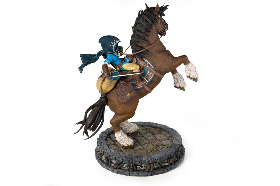 THE LEGEND OF ZELDA: BREATH OF THE WILD - LINK ON HORSEBACK (EXCLUSIVE EDITION)