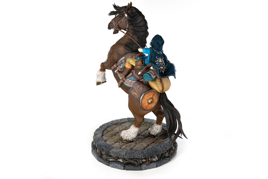 THE LEGEND OF ZELDA: BREATH OF THE WILD - LINK ON HORSEBACK (EXCLUSIVE EDITION)