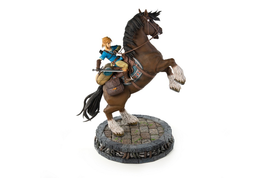 THE LEGEND OF ZELDA: BREATH OF THE WILD - LINK ON HORSEBACK (EXCLUSIVE EDITION)