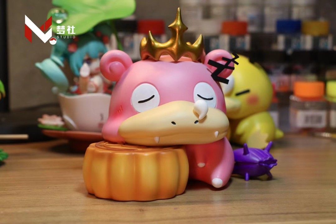Sleepy Crown Slowpoke - Pokemon