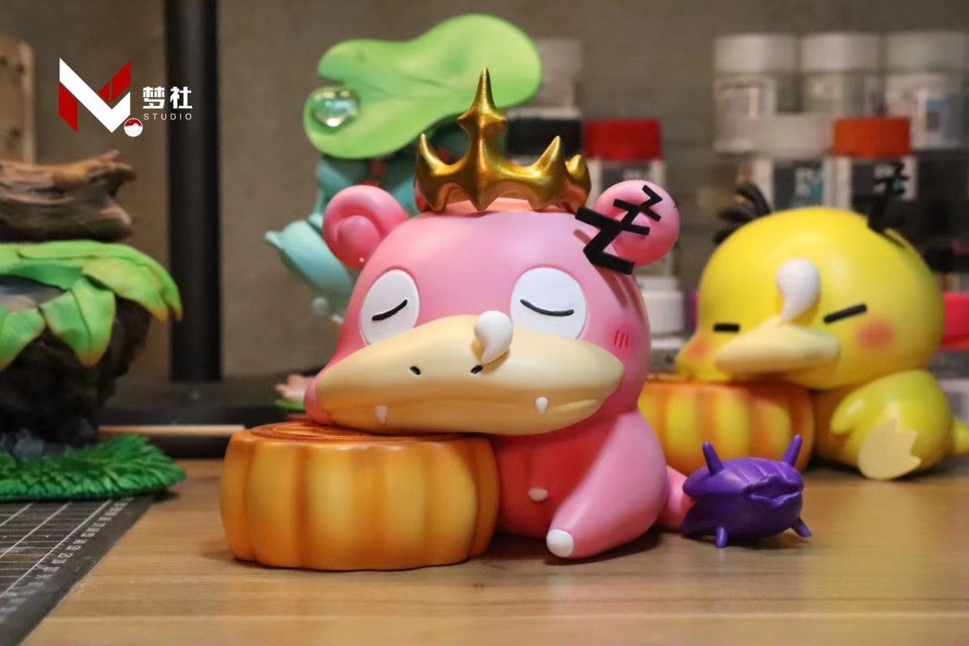 Sleepy Crown Slowpoke - Pokemon